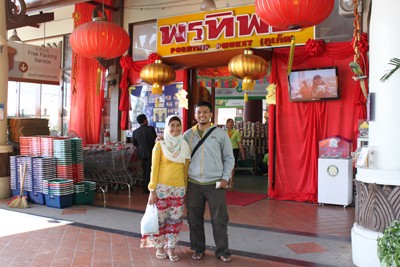 Saya dan Istri di depan Toko Souvenir Phuket