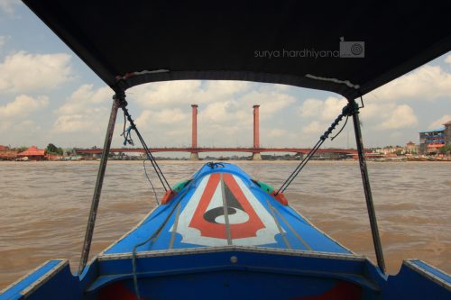 Jembatan Ampera Palembang dari Perahu Sungai Musi