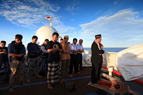 Sholat Gerhana di Kapal Bintang Laut. Foto by @tandurrimoro