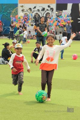 Bermain Bola di Masjid Raya Bandung