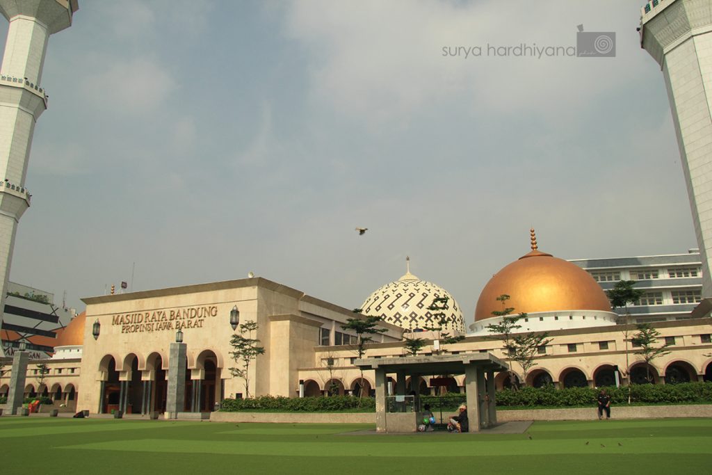 Suasana Halaman Masjid Raya Bandung