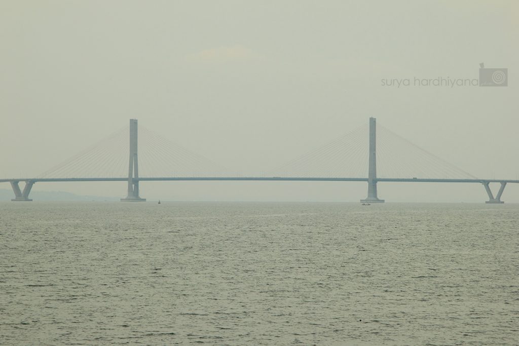 Pemandangan Jembatan Suramadu dari Kapal Artama III