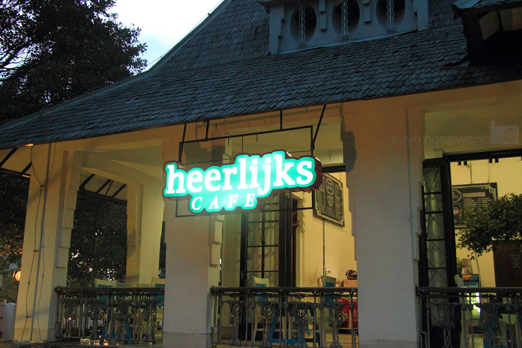 Papan Nama Heerlijk Gelato Cafe