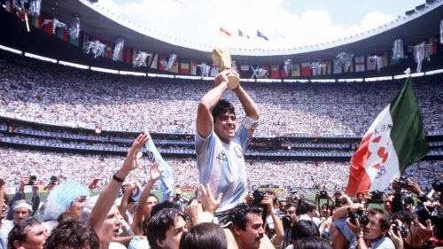 Diego Maradona Dengan Trophy Piala Dunia 1986 (sumber: Twitter @FIFAworldcup)