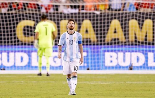Leo Messi Setelah Gagal Menendang Penalti di Final Copa America 2016 (Sumber : http://indianexpress.com)