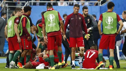 Ronaldo memberikan semangat pada rekan2nya saat Portugal vs Prancis (Sumber: www.uefa.com)