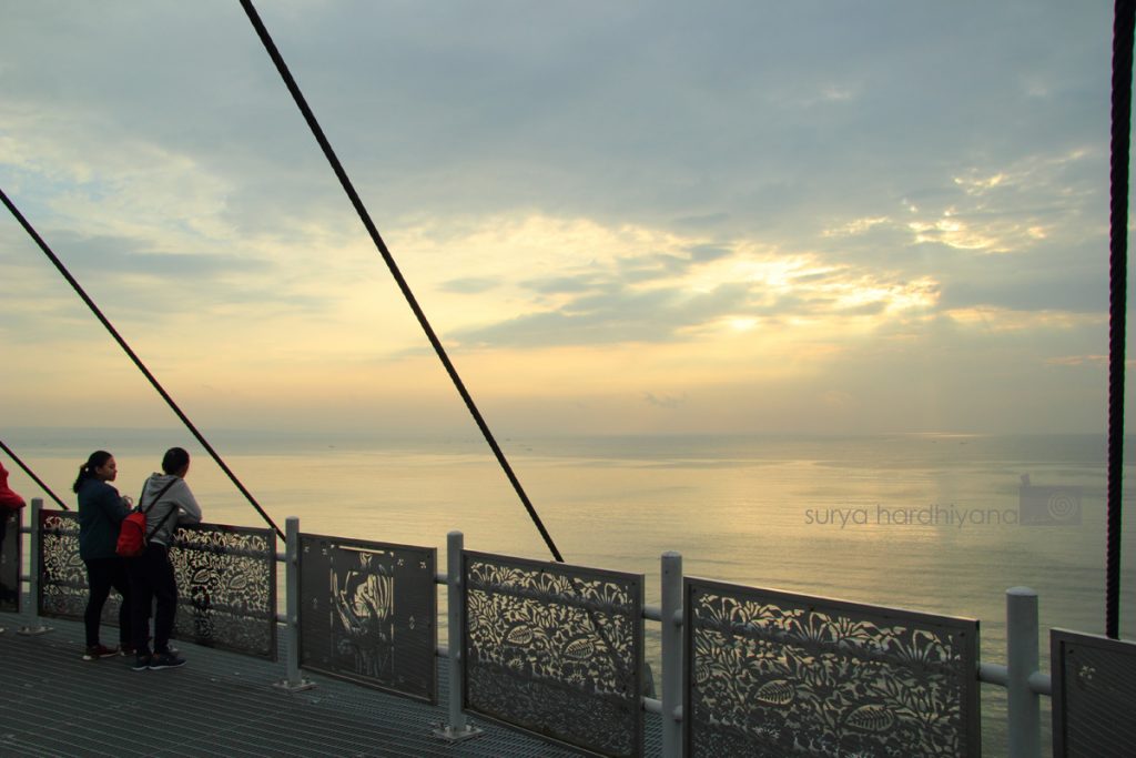 Menikmati Pagi di Observation Deck Jembatan Surabaya, Pantai Kenjeran