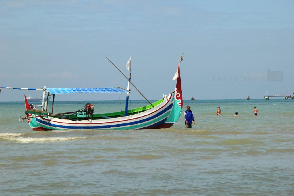 Perahu disewakan di area Pantai Camplong, Madura