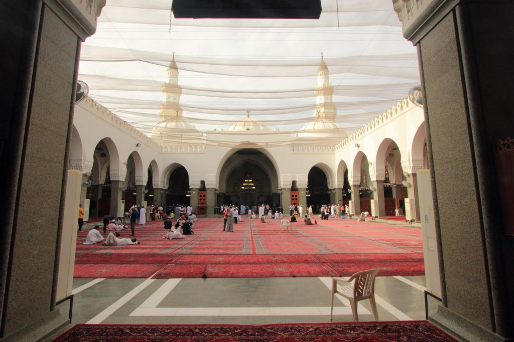 Ruang tengah masjid Quba yang hanya tertutup jaring-jaring