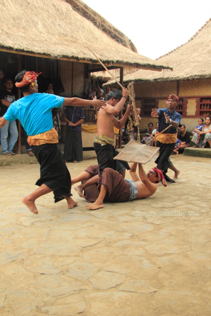 Tari Peresean, Suku Sasak, Lombok