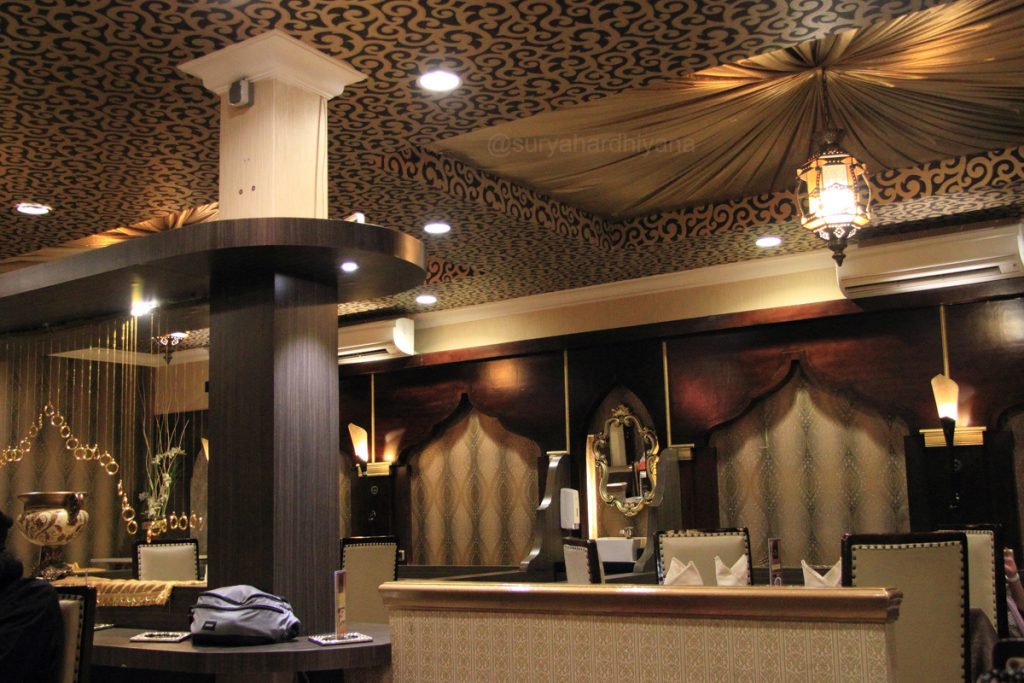 Suasana Interior Restoran Al Hamra Surabaya