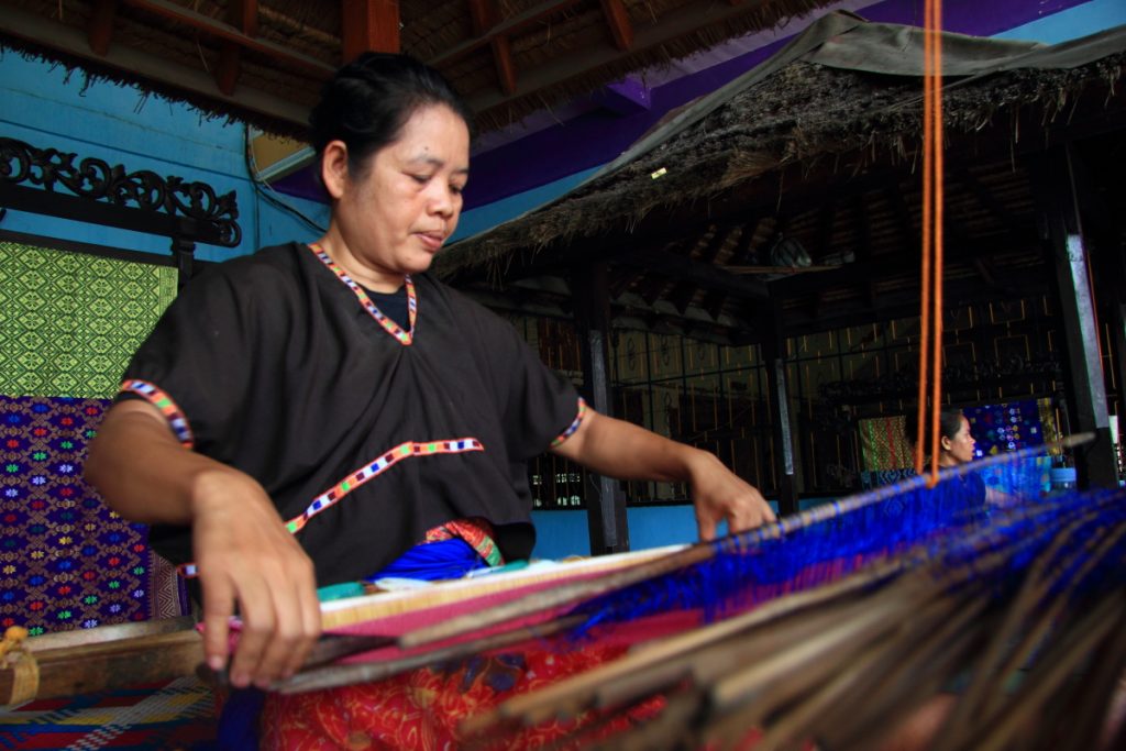 Ibu Supandi, salah wanita penenun kain tradisional Lombok