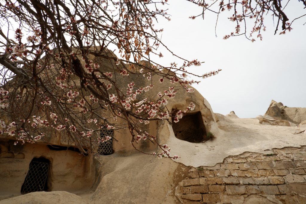 Salah satu bukit batu yang difungsikan sebagai gereja di Goreme Open Air Museum, Cappadocia