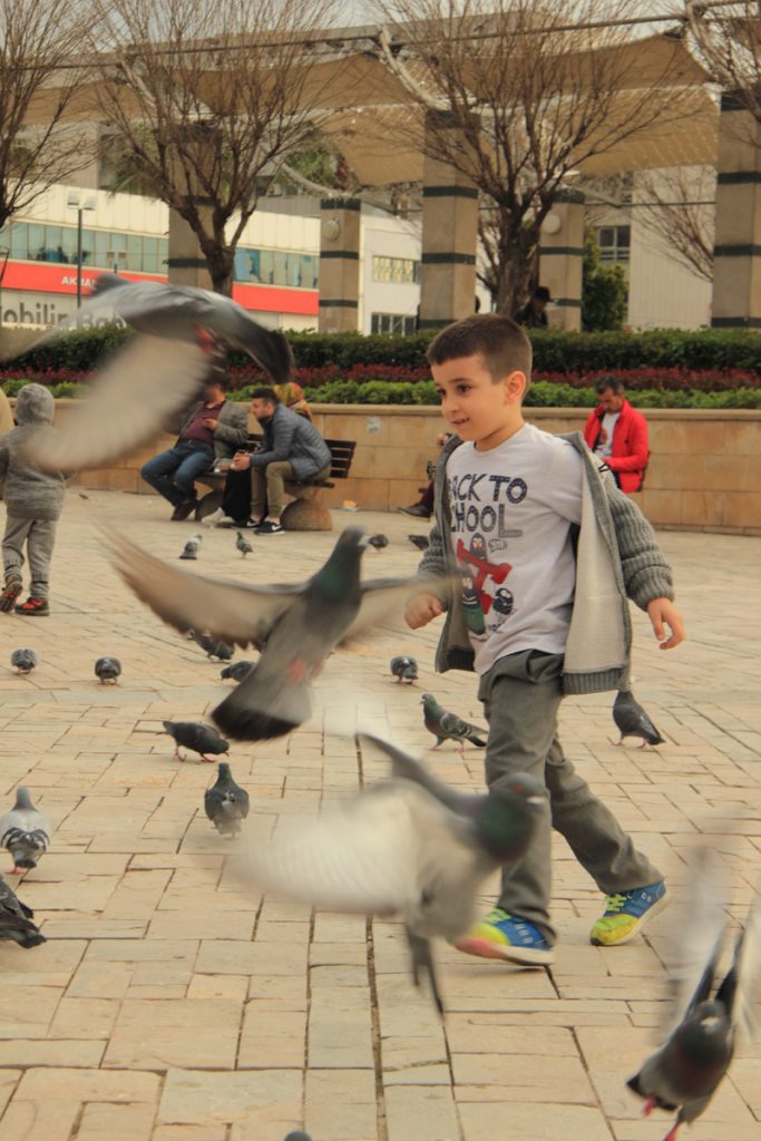 Anak-anak dan Merpati di Konak Square, Izmir