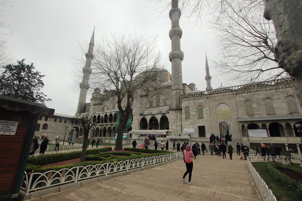 Menjelang sholat Dzuhur di Blue Mosque, Istanbul
