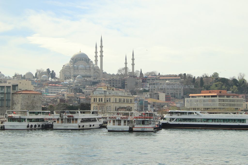 Keanggunan Blue Mosque dilihat dari selat Bosphorus, Istanbul