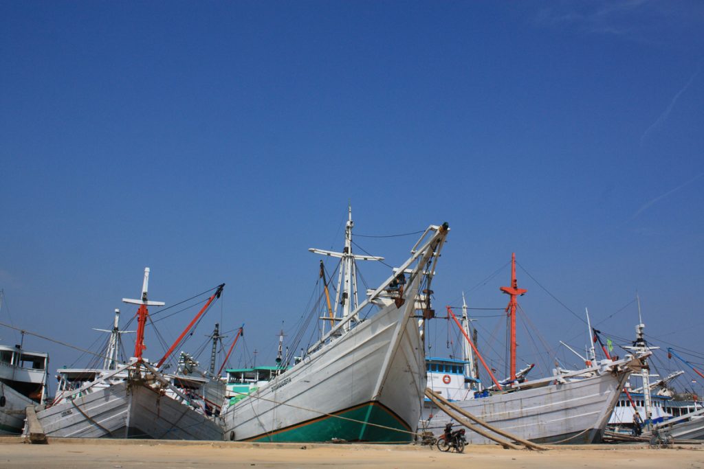 Sebuah Kapal Berlabuh di Pelabuhan Paotere, Makassar