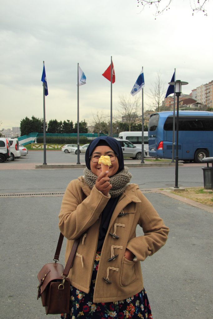 Nyonyah bergaya dengan es krim Turki