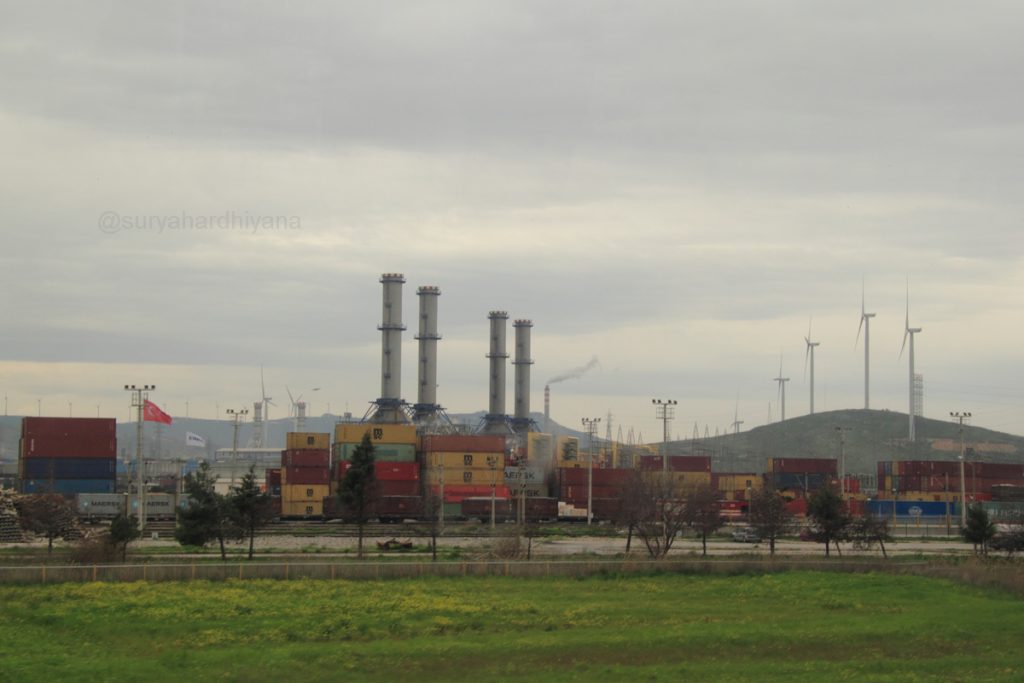 Wind Power (PLTB) bersanding dengan Gas Turbine (PLTGU) di propinsi Izmir, Turki