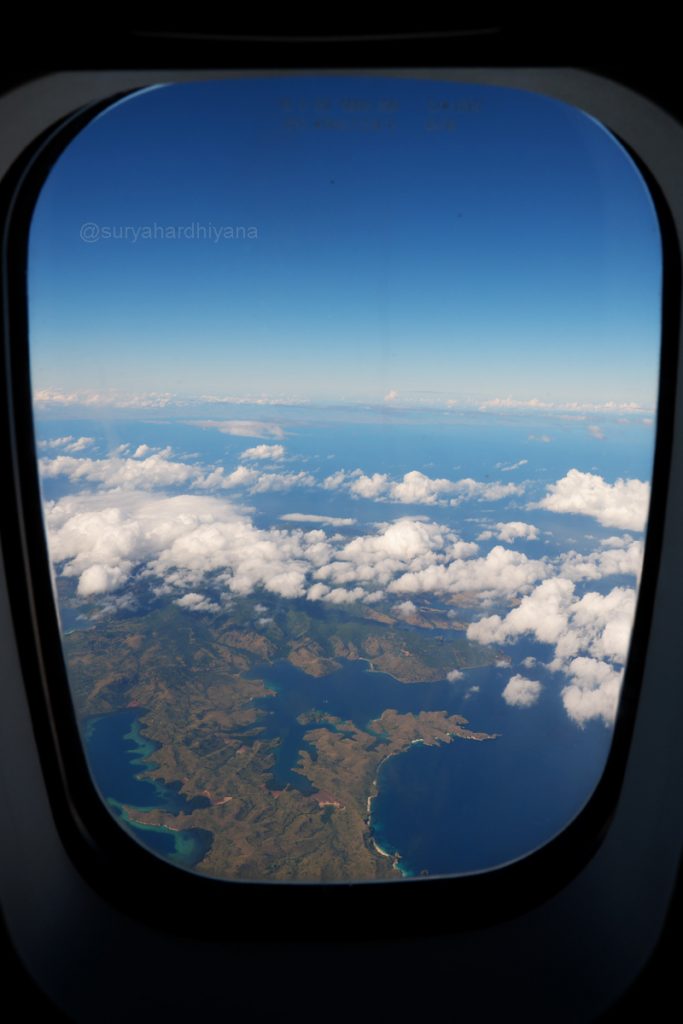 Pemandangan di balik jendela Pesawat Denpasar - Maumere