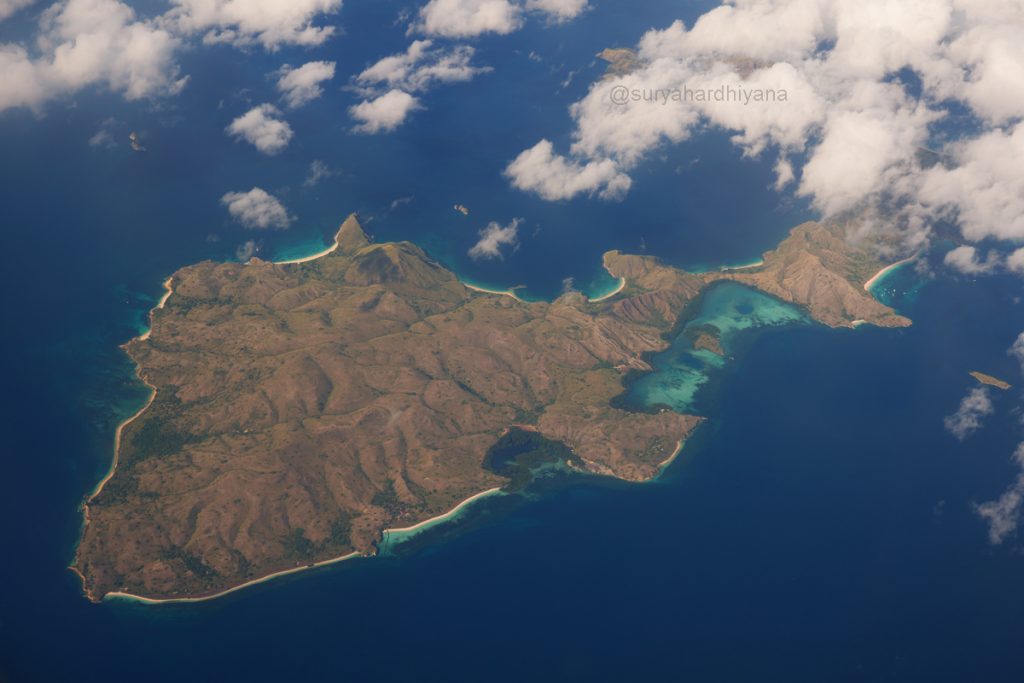 Cantiknya Pulau Padar dari Pesawat Denpasar - Maumere