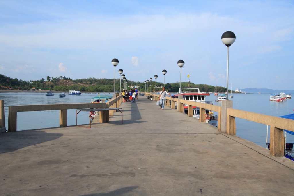Suasana Senja di Pelabuhan Wisatawan Yang akan Tur Phang Nga Bay
