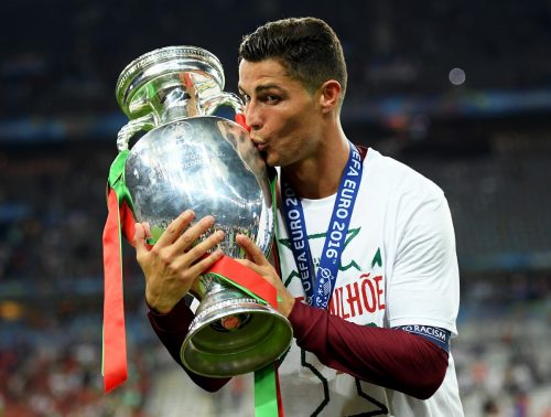 Cristiano Ronaldo dengan trophy Piala Eropa (Sumber: www.uefa.com)